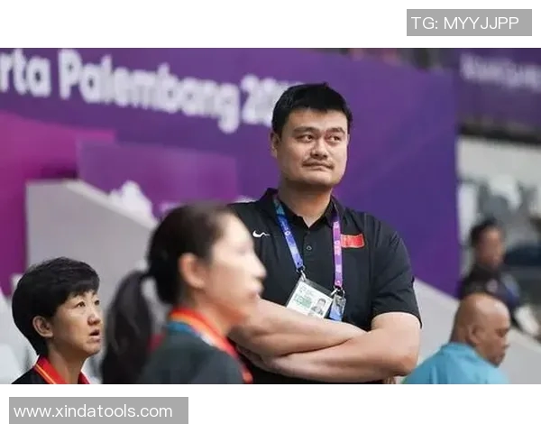 姚明挑战自我练习游泳展现运动员的坚持与勇气